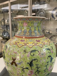 Un vase en porcelaine de Chine famille rose &agrave; fond de couleur vert lime, marque de Qianlong, 19/20&egrave;me